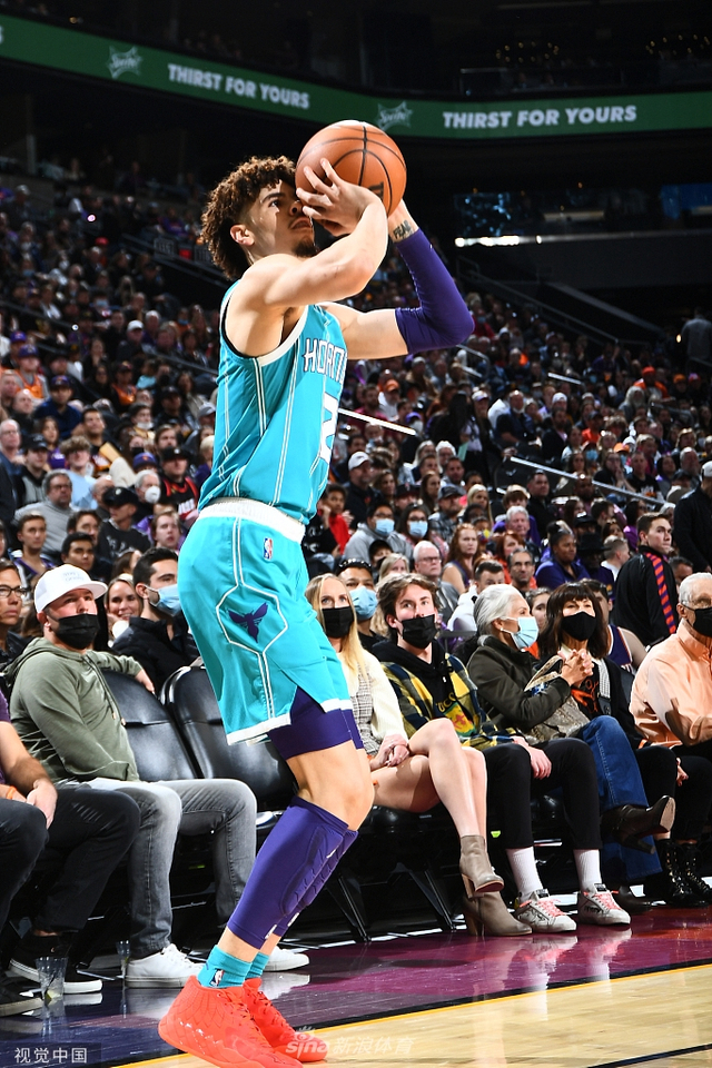 且表明她在 且表明她在